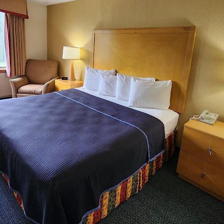 Katahdin Inn & Suites Millinocket Екстериор снимка