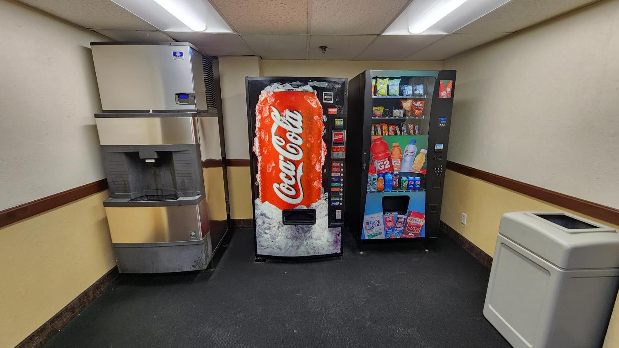 Katahdin Inn & Suites Millinocket Екстериор снимка