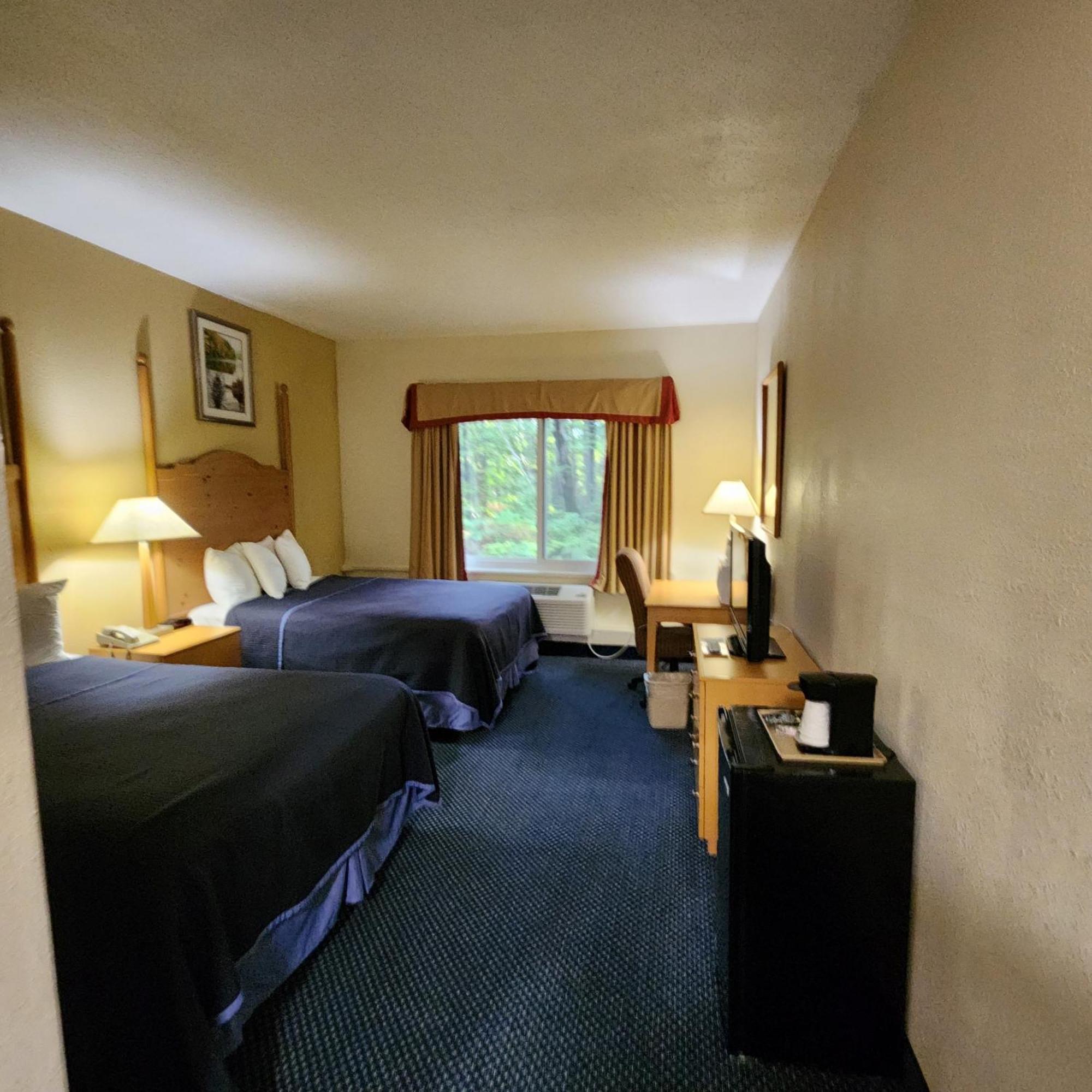 Katahdin Inn & Suites Millinocket Екстериор снимка