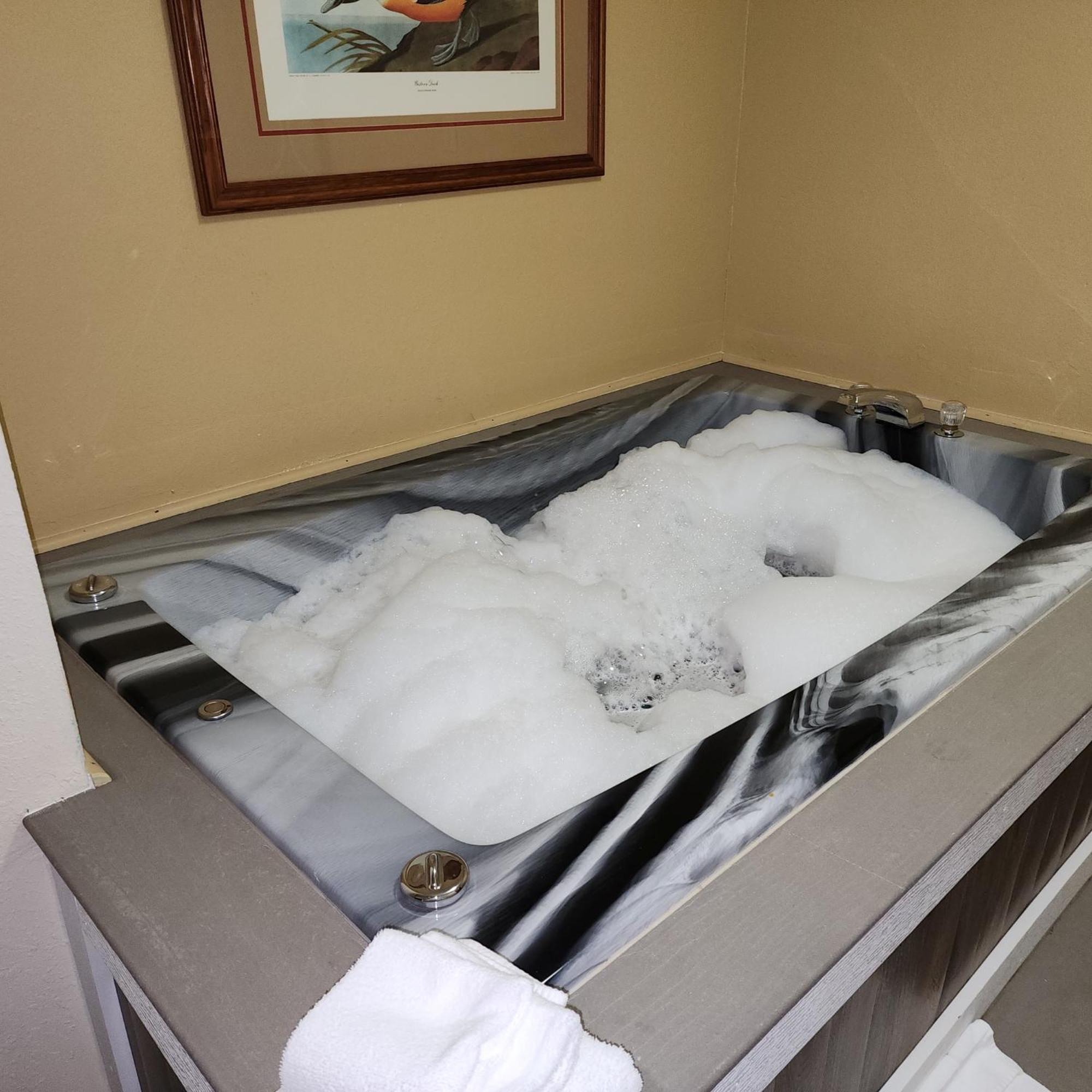 Katahdin Inn & Suites Millinocket Екстериор снимка