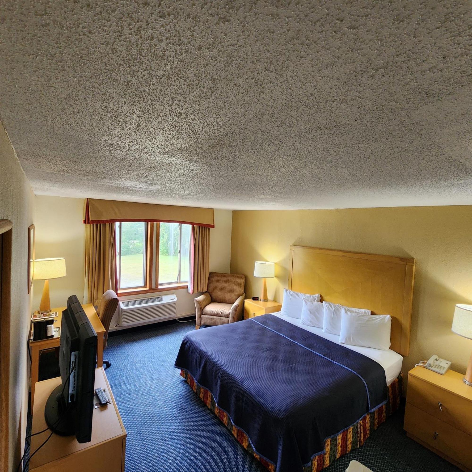 Katahdin Inn & Suites Millinocket Екстериор снимка