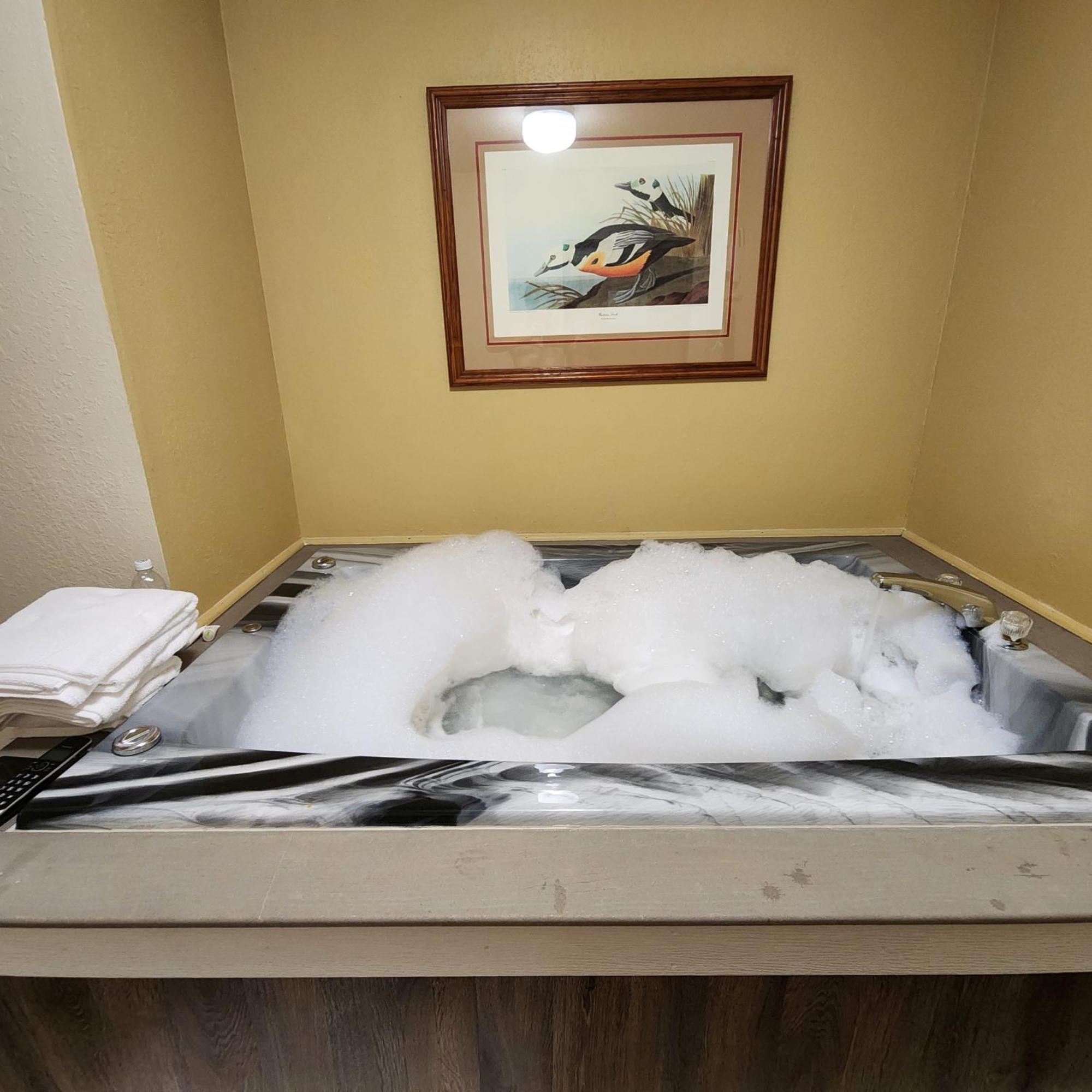 Katahdin Inn & Suites Millinocket Екстериор снимка