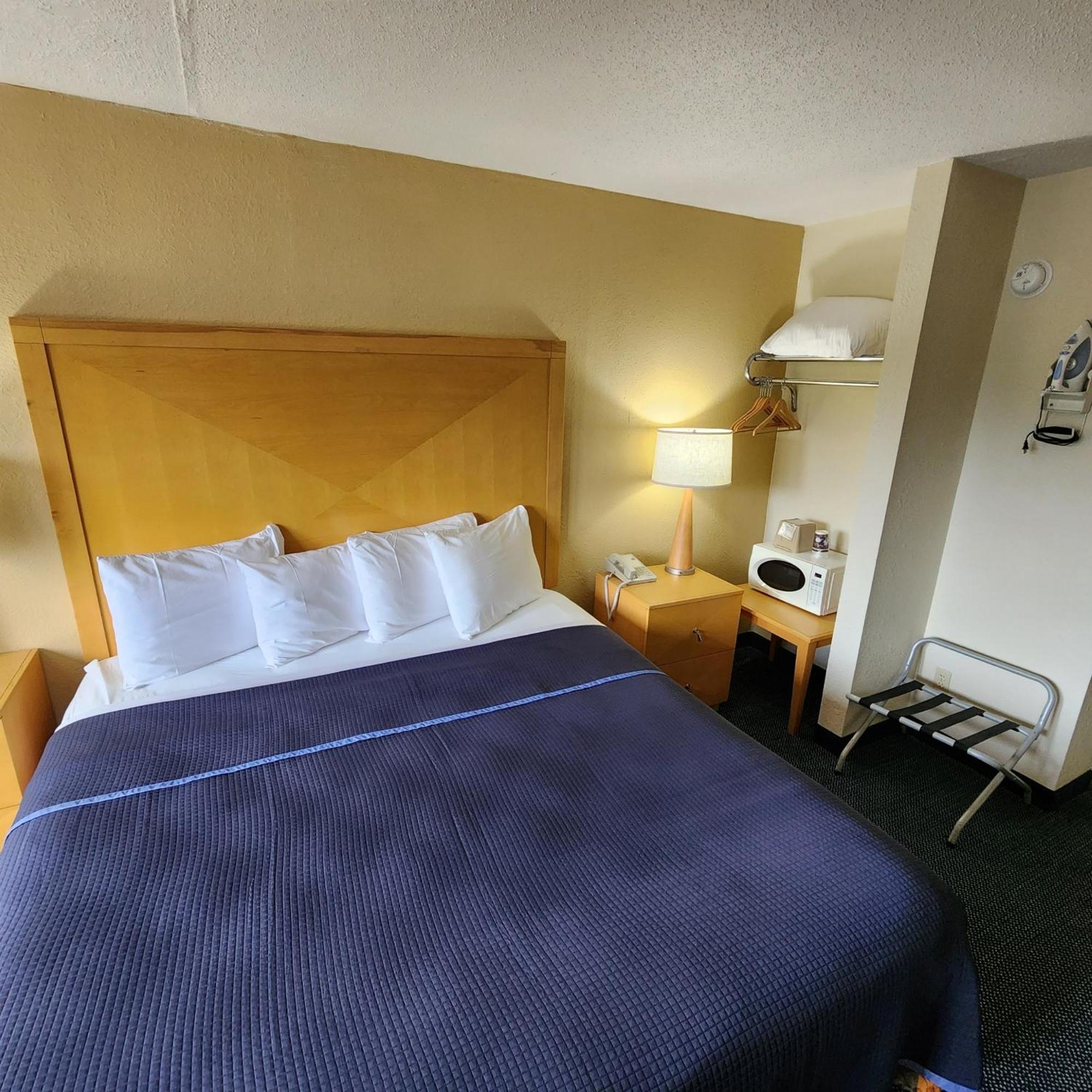 Katahdin Inn & Suites Millinocket Екстериор снимка