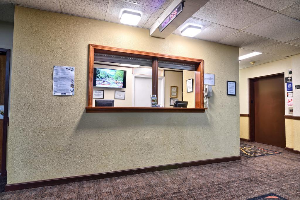 Katahdin Inn & Suites Millinocket Екстериор снимка