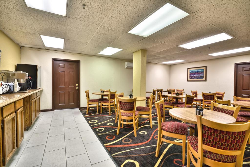 Katahdin Inn & Suites Millinocket Екстериор снимка