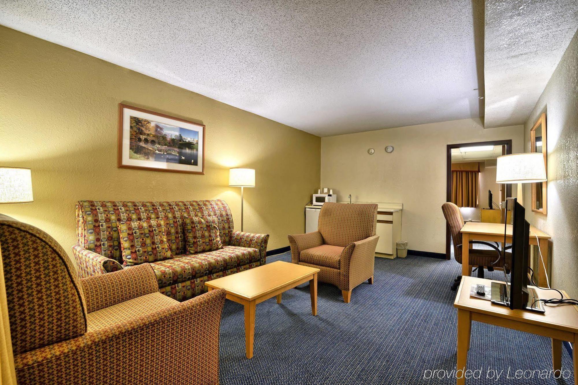 Katahdin Inn & Suites Millinocket Екстериор снимка