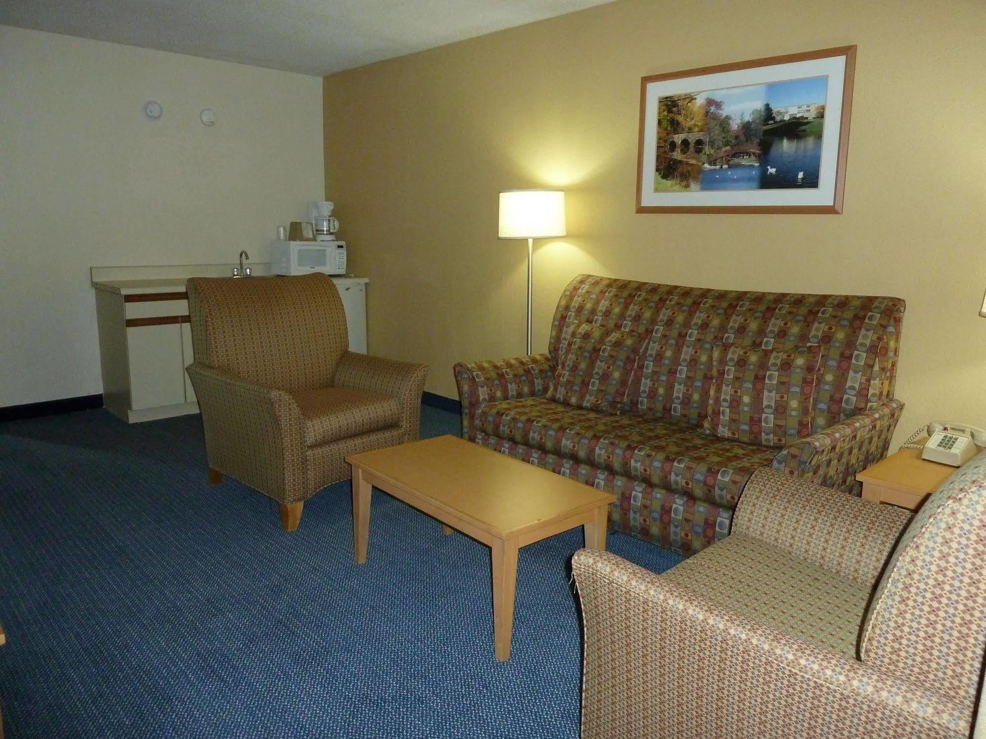 Katahdin Inn & Suites Millinocket Екстериор снимка