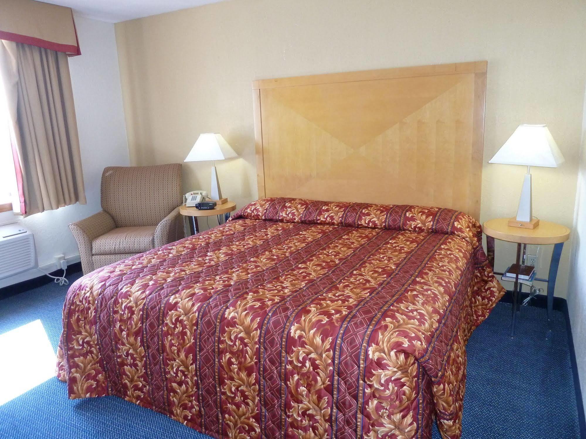 Katahdin Inn & Suites Millinocket Екстериор снимка