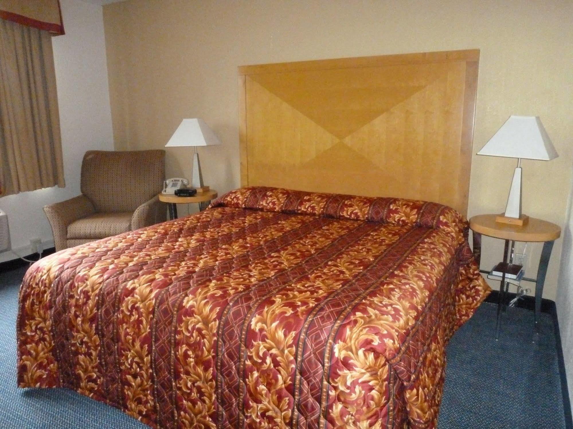 Katahdin Inn & Suites Millinocket Екстериор снимка