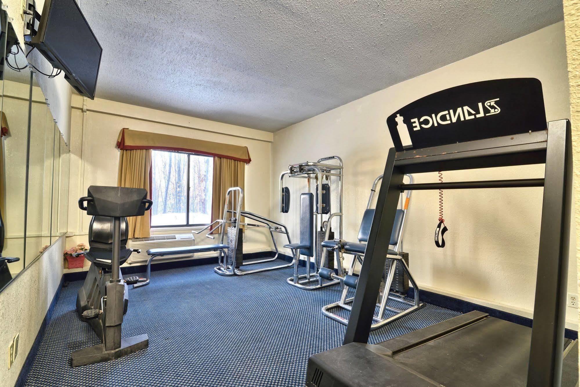 Katahdin Inn & Suites Millinocket Екстериор снимка