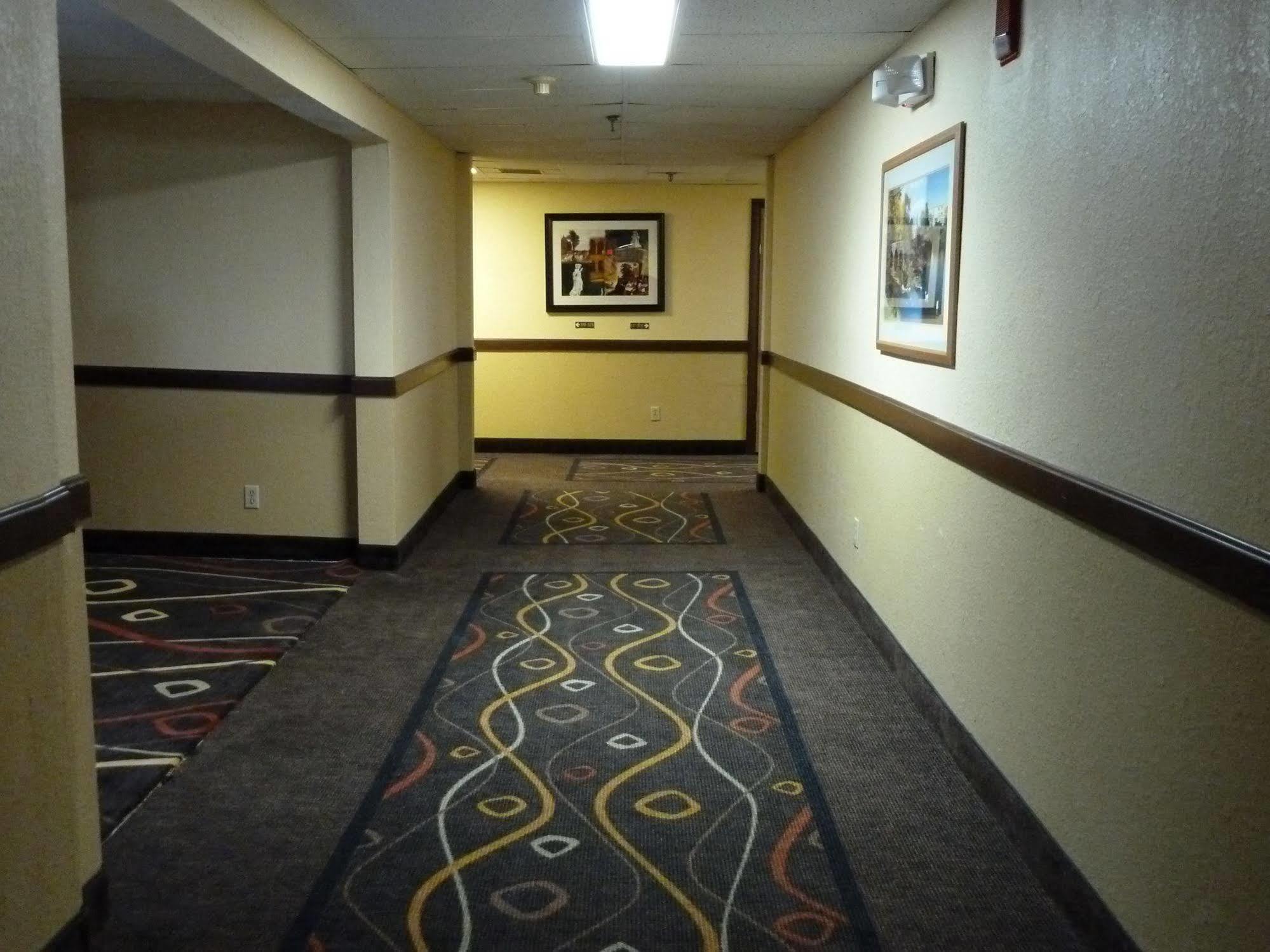 Katahdin Inn & Suites Millinocket Екстериор снимка
